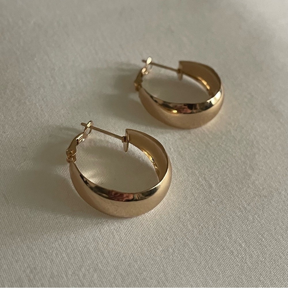 New Lulu’s Woman’s Trendy Minimalist My Oh My Gold Hoop Earrings - Picture 4 of 15